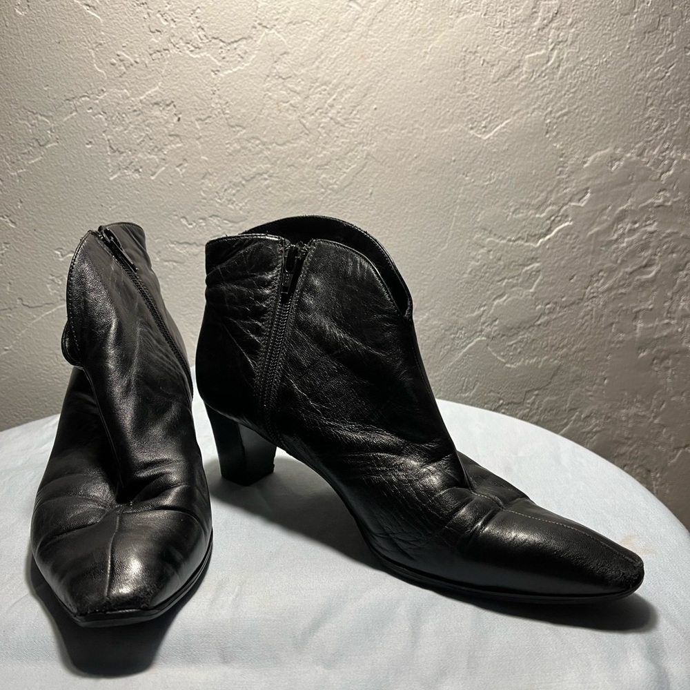 Italian black leather (sooooo soft) booties in size 38.